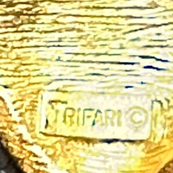 Vintage Trifari Goldtone signed Mid Century Mod Fluted Satin FISH Brooch - Picture 3 of 7